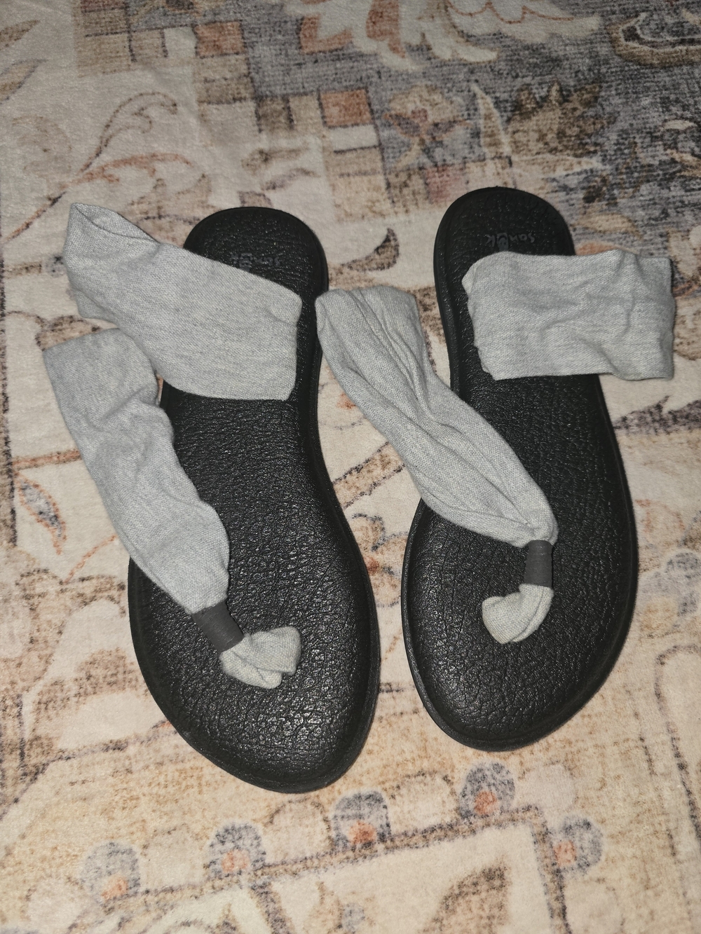 Sanuk Women’s Black Sandals with Light Gray Fabric Straps